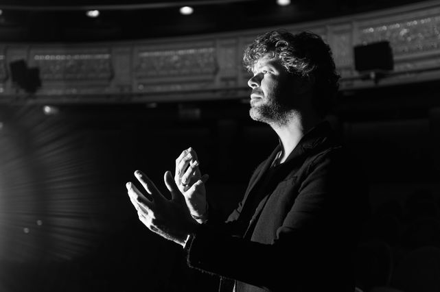 Pablo-Heras-Casado-Dirige-manos-reflejan_ECDIMA20171207_0002_21